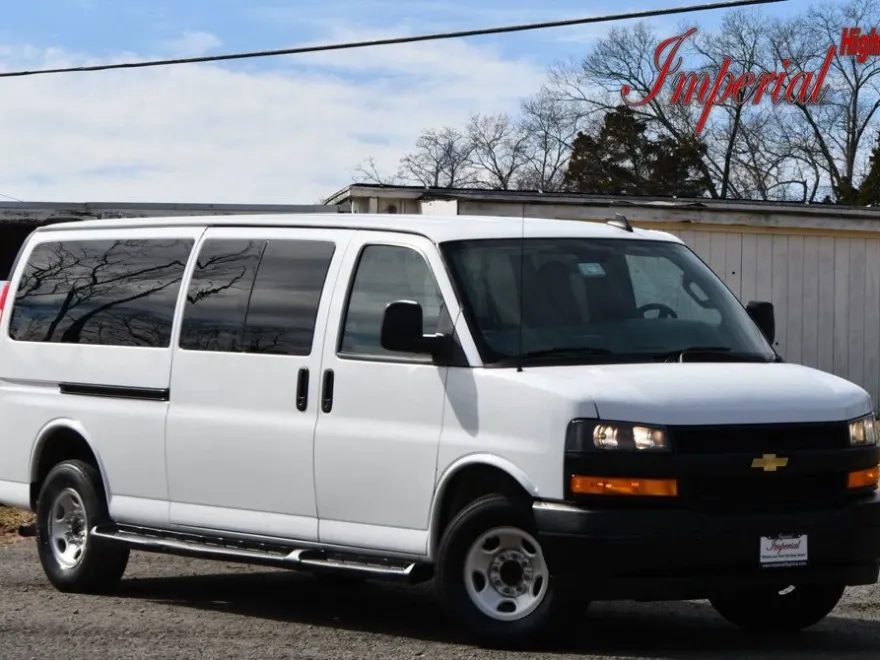 2022 Chevrolet Express Passenger LS photo 1