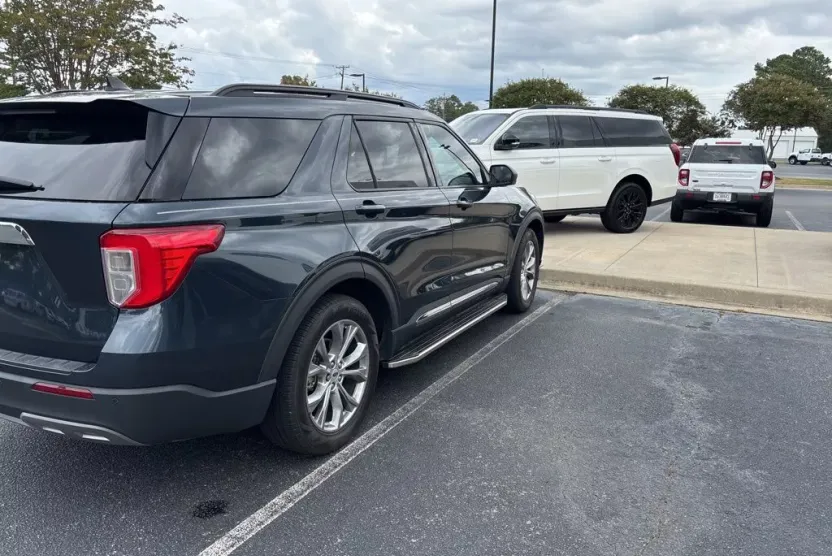 2023 Ford Explorer XLT photo 1