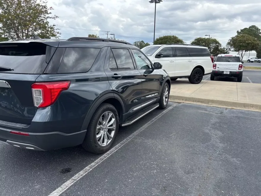 2023 Ford Explorer XLT photo 1