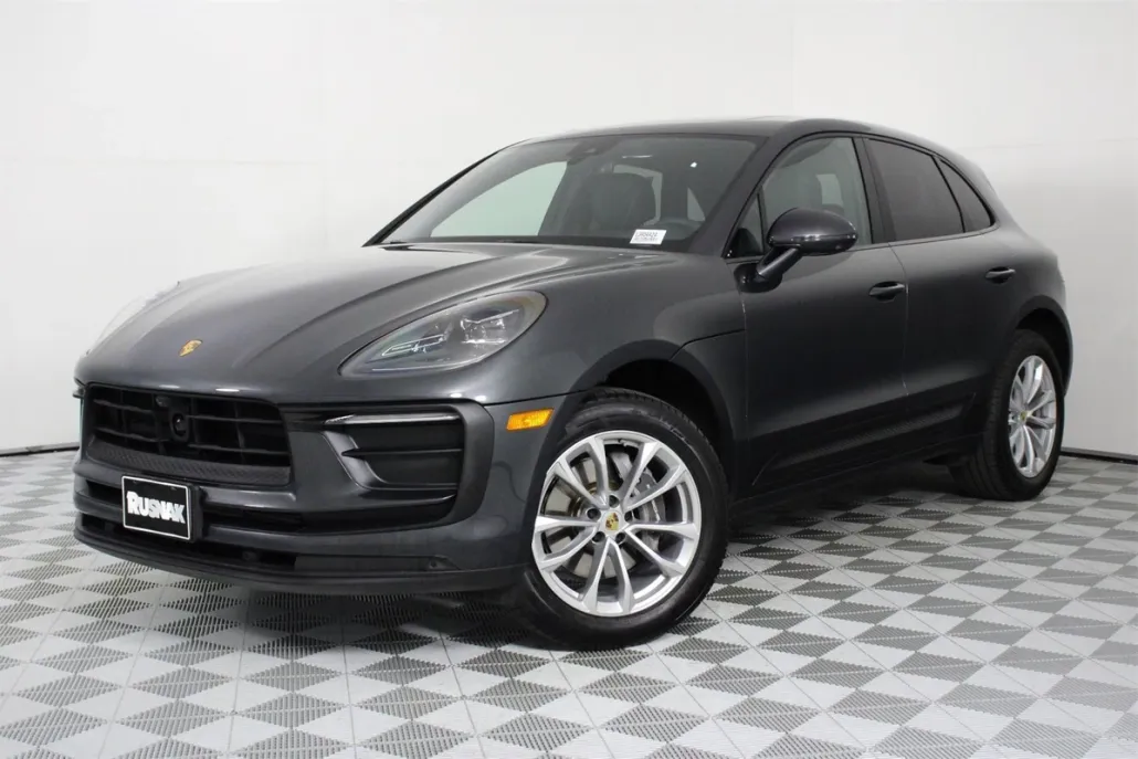 2025 Porsche Macan T photo 1