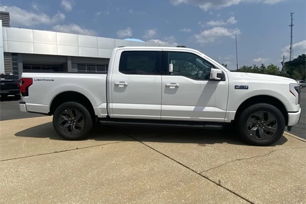 2025 Ford F-150 Lightning Lariat photo 1