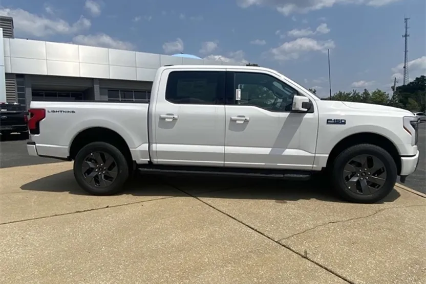 2025 Ford F-150 Lightning Lariat photo 1