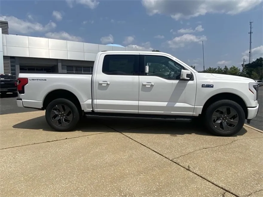 2025 Ford F-150 Lightning Lariat photo 1