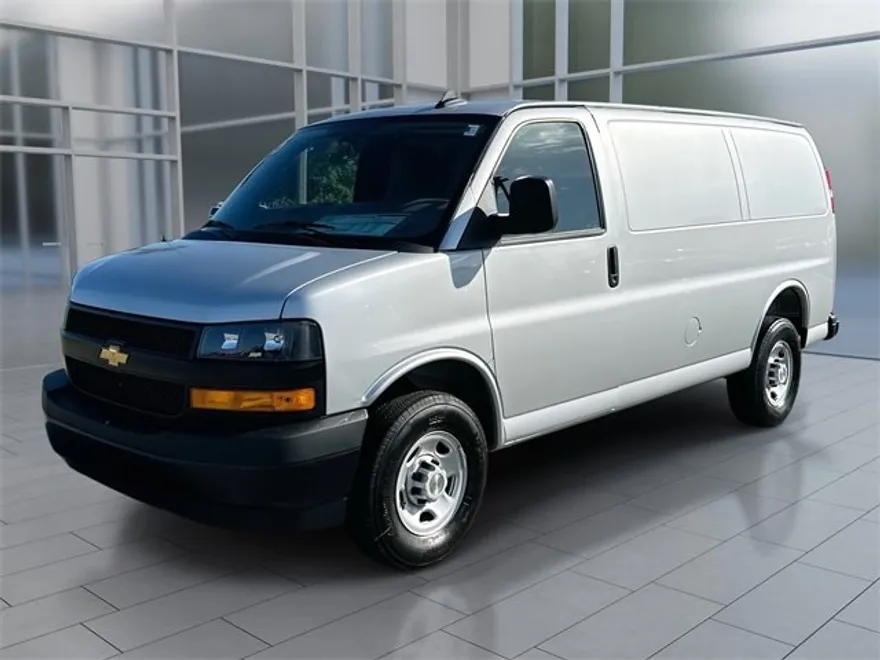 2025 Chevrolet Express Cargo 3500 photo 1