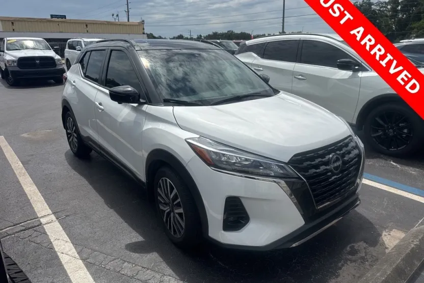 2023 Nissan Kicks SR photo 1