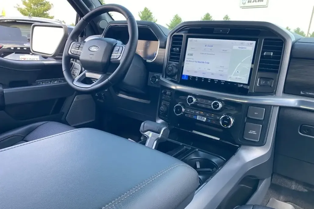 2025 Ford F-150 Lariat photo 1
