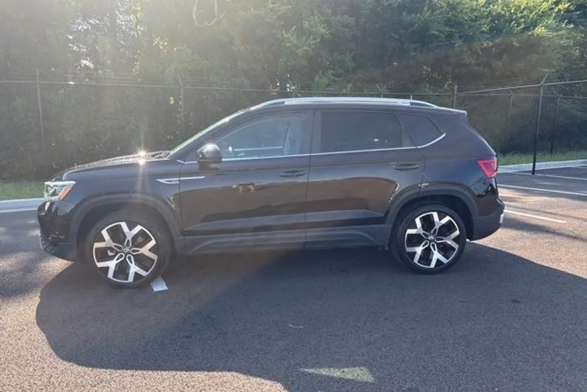 2023 Volkswagen Taos SEL photo 1