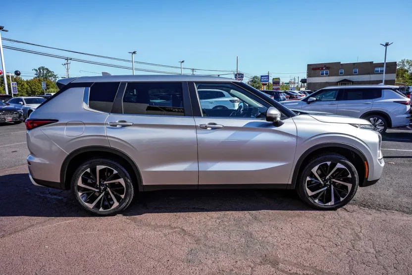 2022 Mitsubishi Outlander Black Edition photo 1