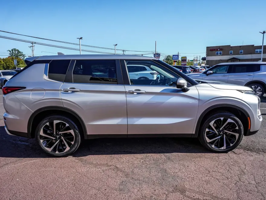 2022 Mitsubishi Outlander Black Edition photo 1