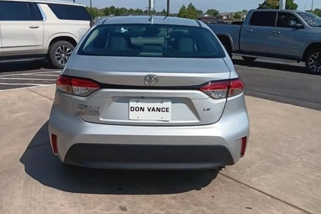 2024 Toyota Corolla LE photo 1