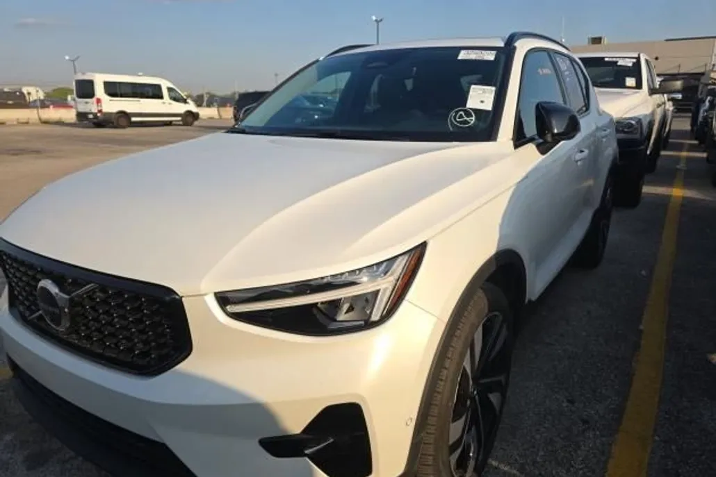 2025 Volvo XC40 Plus photo 1