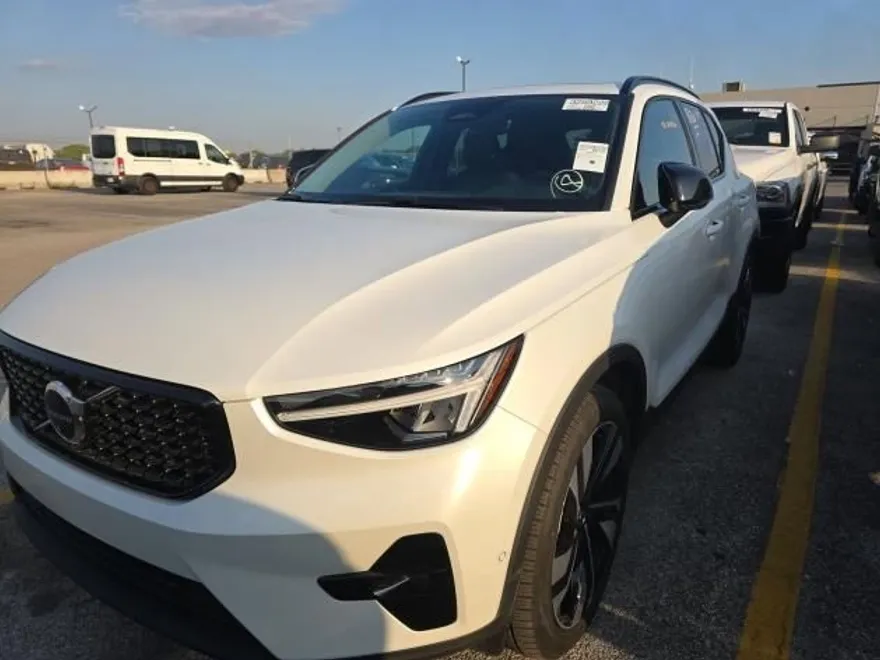 2025 Volvo XC40 Plus photo 1
