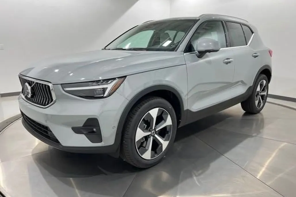 2025 Volvo XC40 Plus photo 1