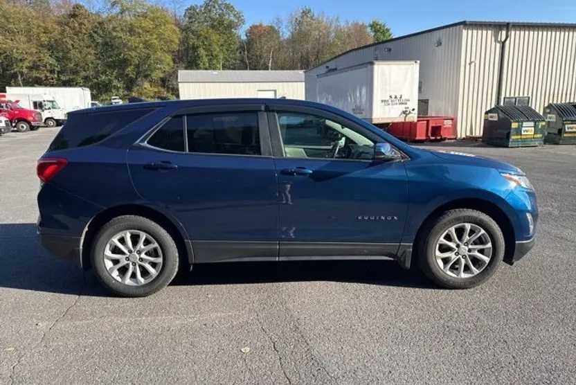 2021 Chevrolet Equinox LT photo 1