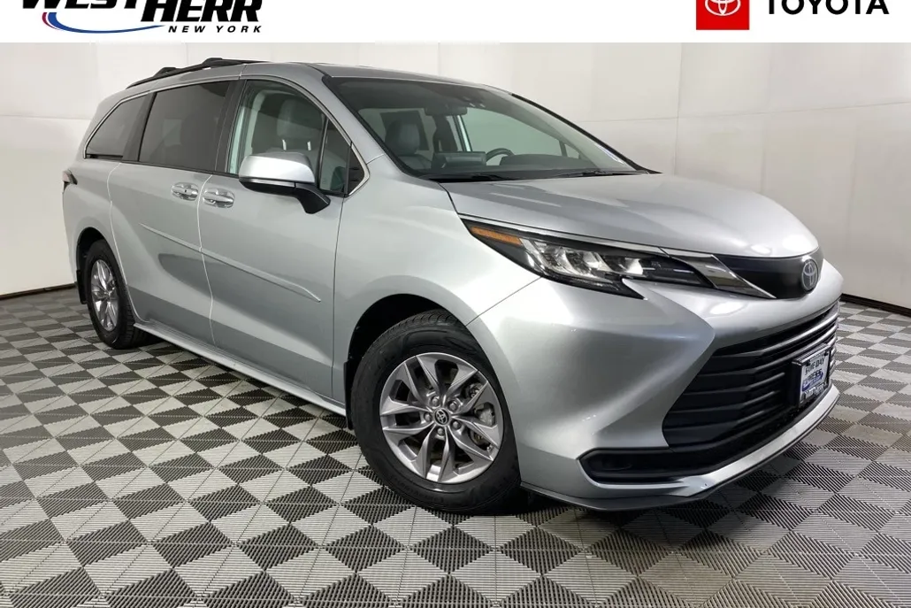2022 Toyota Sienna LE photo 1
