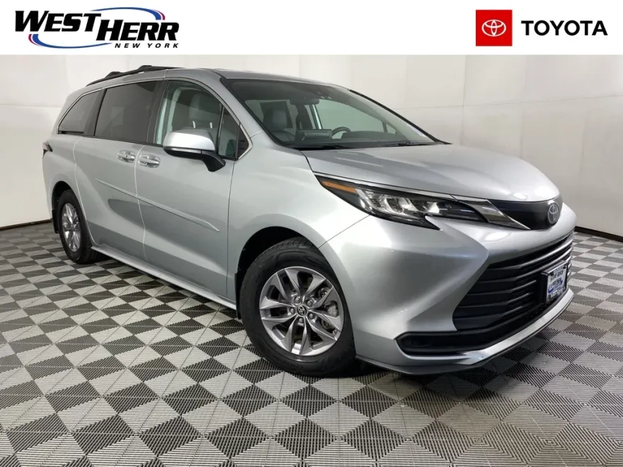 2022 Toyota Sienna LE photo 1
