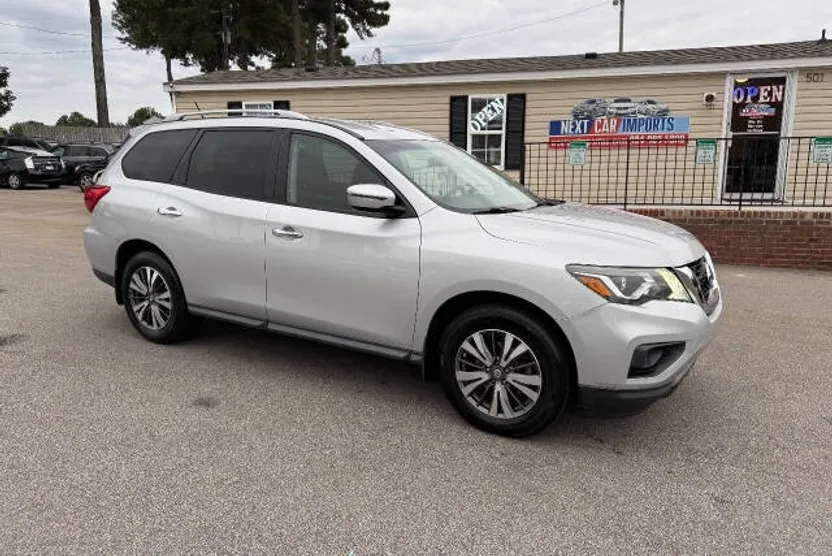 2017 Nissan Pathfinder S photo 1