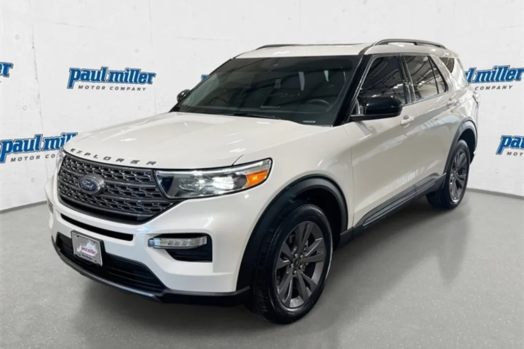 2023 Ford Explorer XLT photo 1