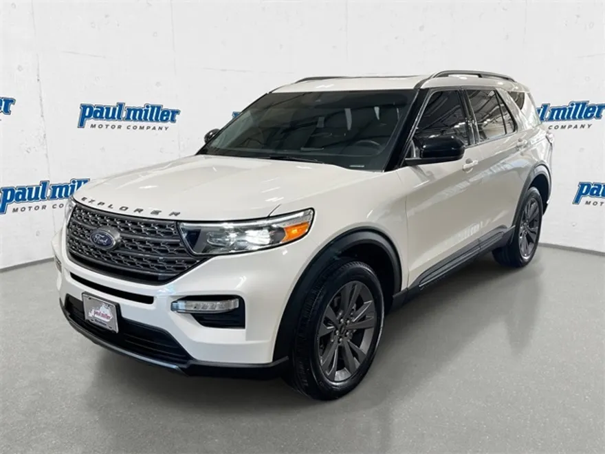 2023 Ford Explorer XLT photo 1