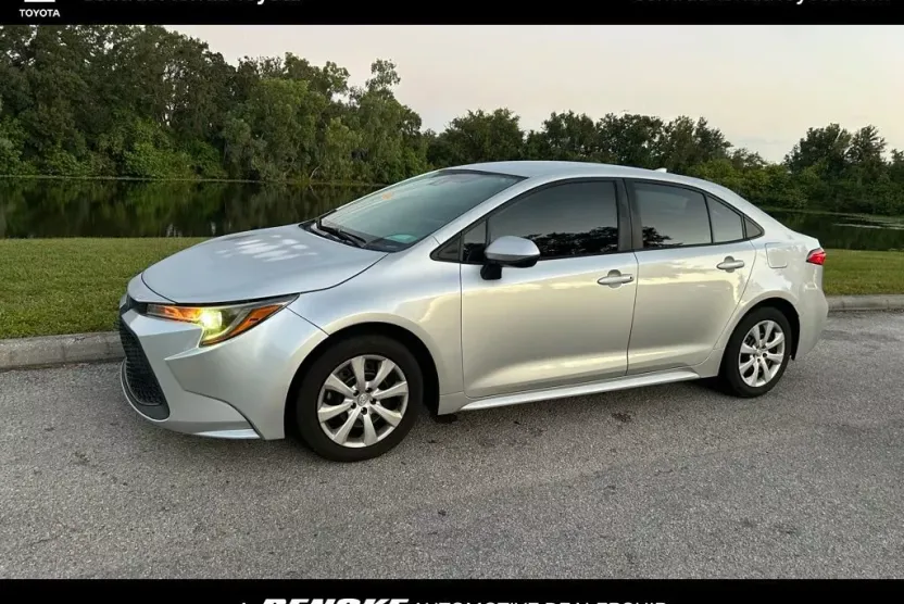 2021 Toyota Corolla LE photo 1