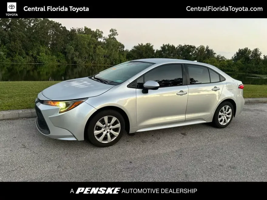 2021 Toyota Corolla LE photo 1