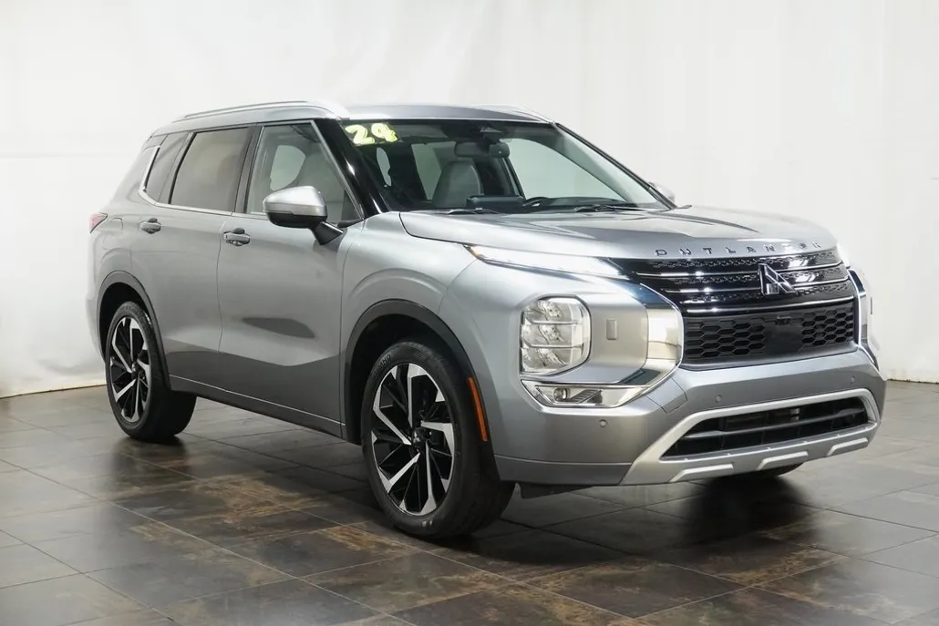 2024 Mitsubishi Outlander SEL photo 1