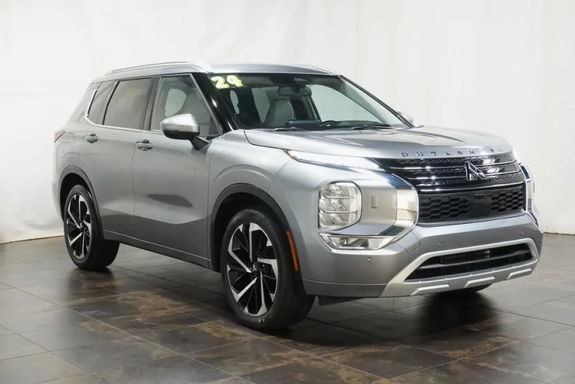 2024 Mitsubishi Outlander SEL photo 1