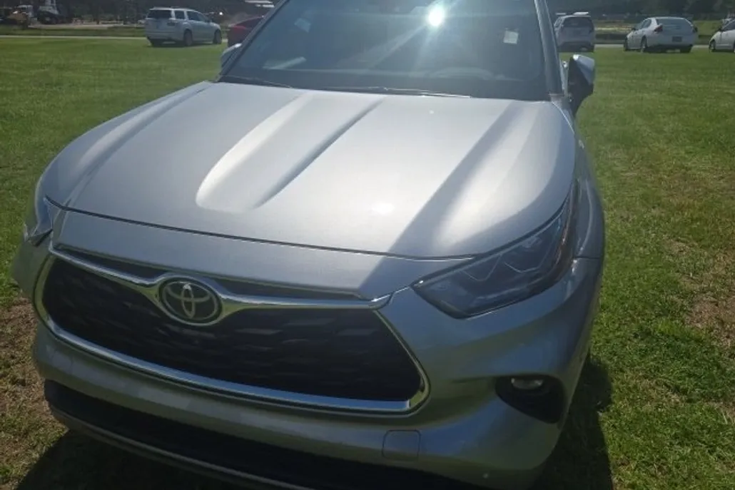 2023 Toyota Highlander L photo 1