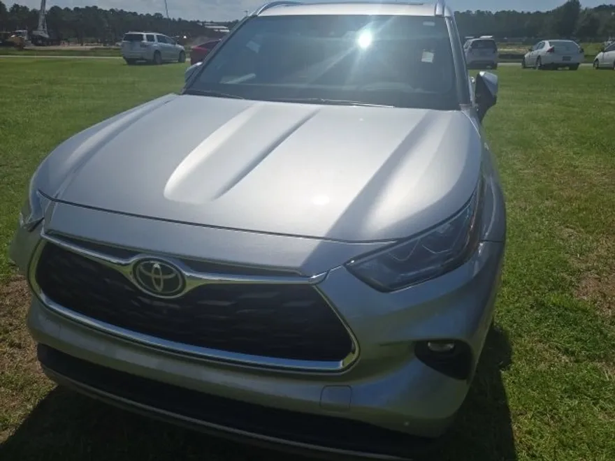 2023 Toyota Highlander L photo 1
