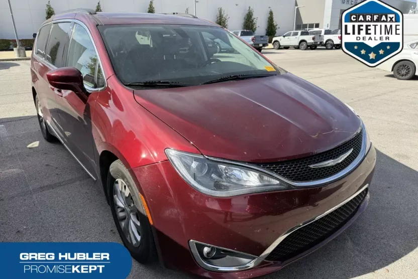 2017 Chrysler Pacifica Touring L photo 1