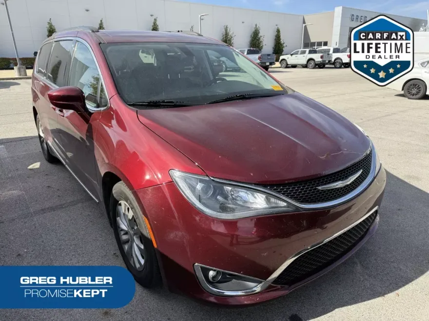 2017 Chrysler Pacifica Touring L photo 1