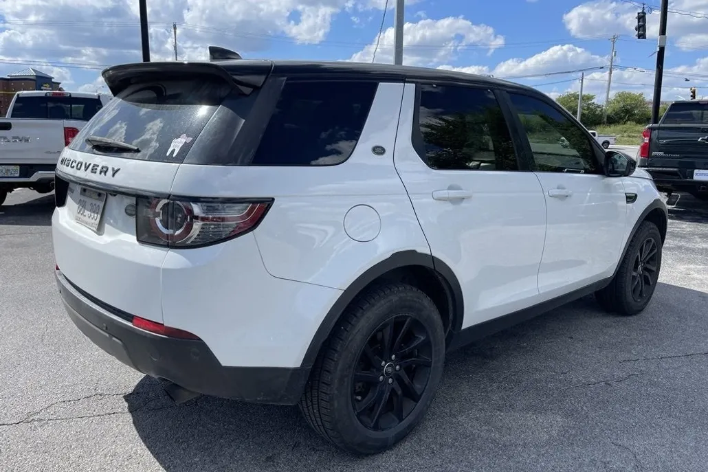 2017 Land Rover Discovery Sport SE photo 1