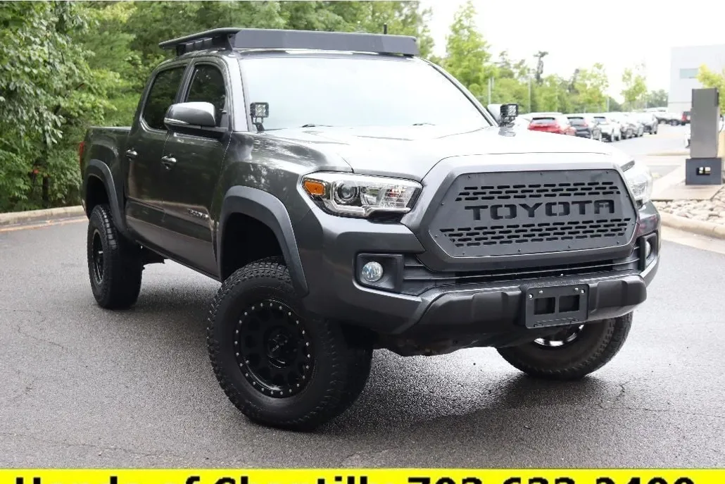 2017 Toyota Tacoma TRD photo 1