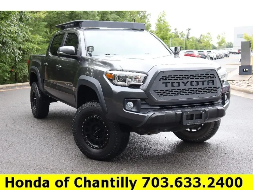 2017 Toyota Tacoma TRD photo 1