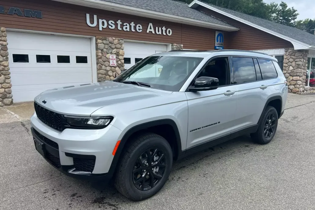 2025 Jeep Grand Cherokee Laredo Altitude photo 1