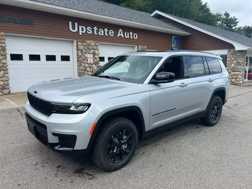 2025 Jeep Grand Cherokee Laredo Altitude photo 1