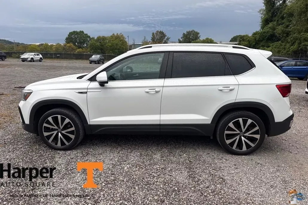 2023 Volkswagen Taos SE photo 1