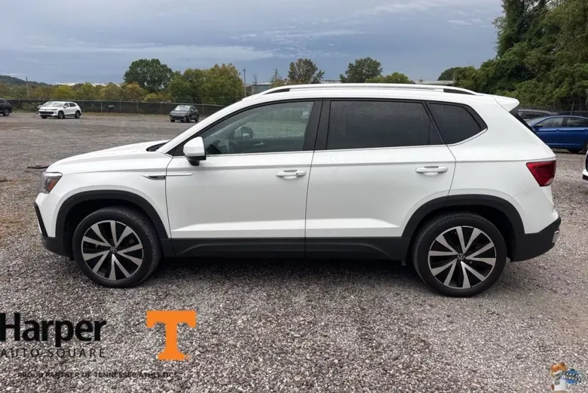 2023 Volkswagen Taos SE photo 1