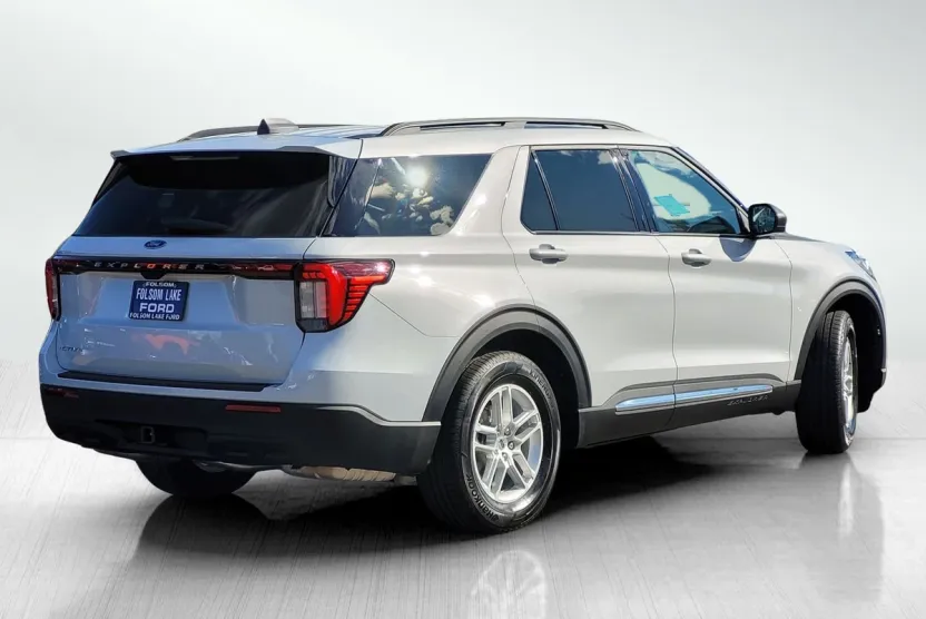 2025 Ford Explorer photo 1