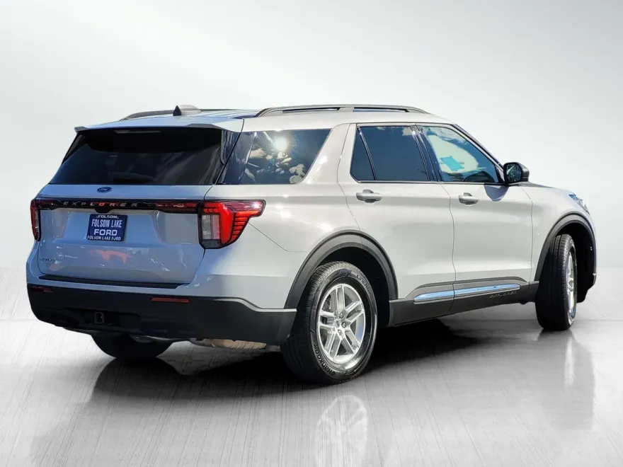 2025 Ford Explorer photo 1