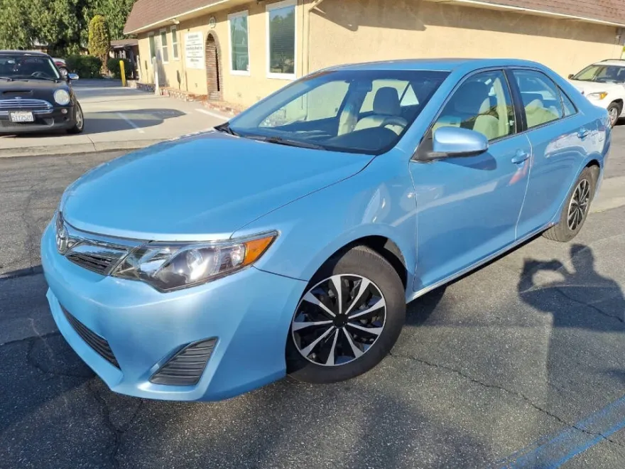 2012 Toyota Camry LE photo 1