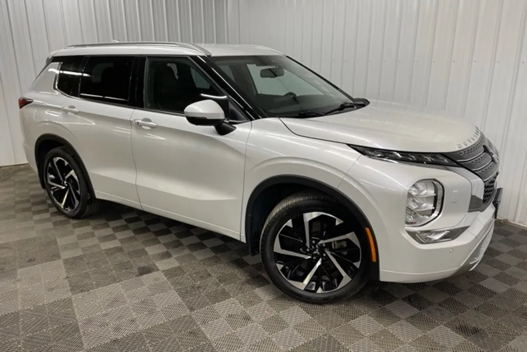 2022 Mitsubishi Outlander SEL photo 1