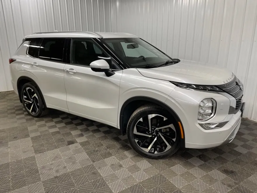 2022 Mitsubishi Outlander SEL photo 1
