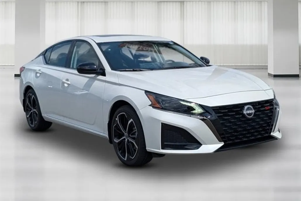 2025 Nissan Altima SR photo 1