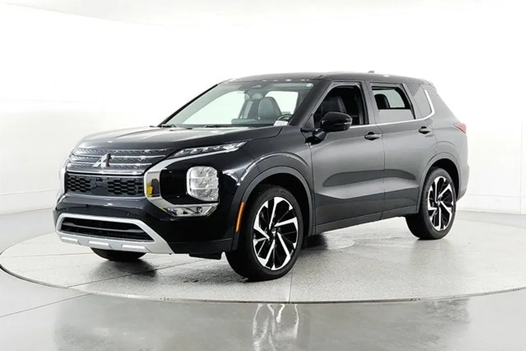 2024 Mitsubishi Outlander SE photo 1