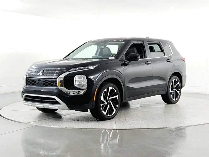 2024 Mitsubishi Outlander SE photo 1