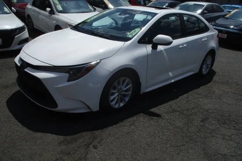 2020 Toyota Corolla LE photo 1