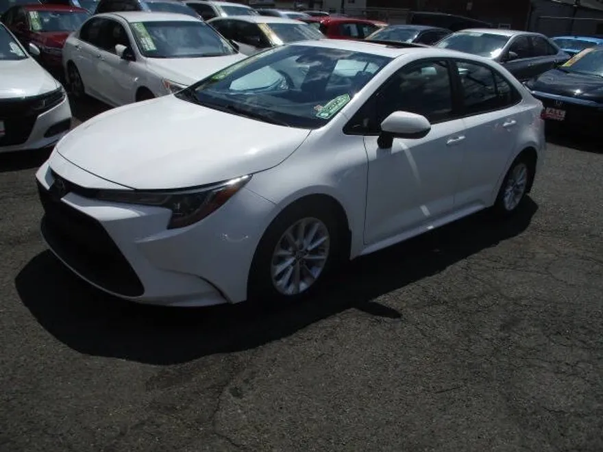 2020 Toyota Corolla LE photo 1