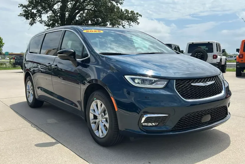 2025 Chrysler Pacifica photo 1