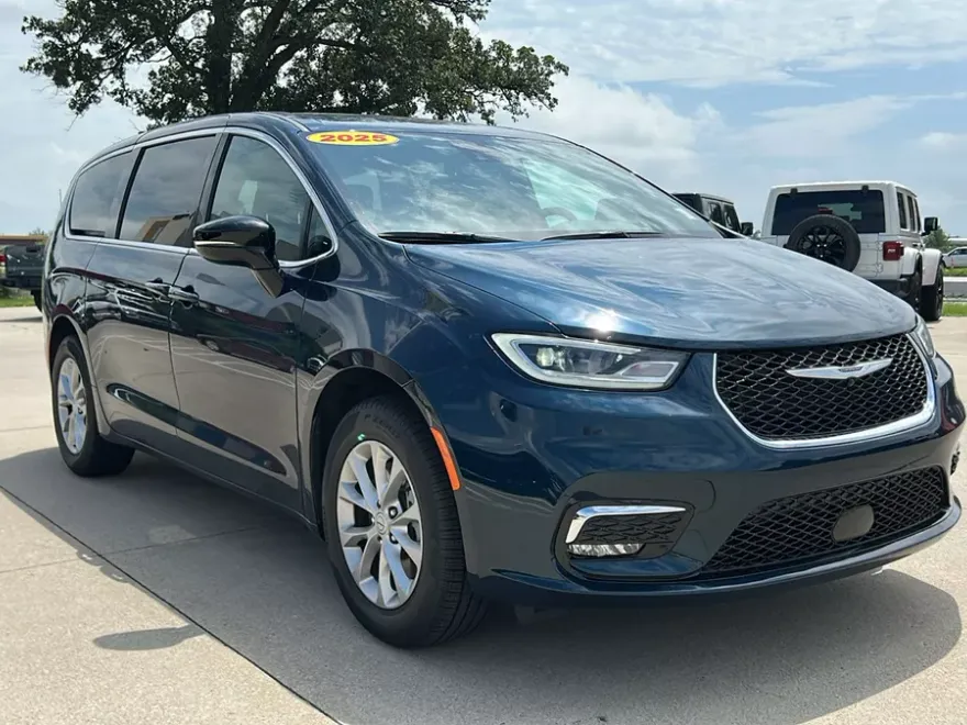 2025 Chrysler Pacifica photo 1